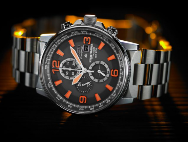 Jam tangan dengan aksen orange vibrant